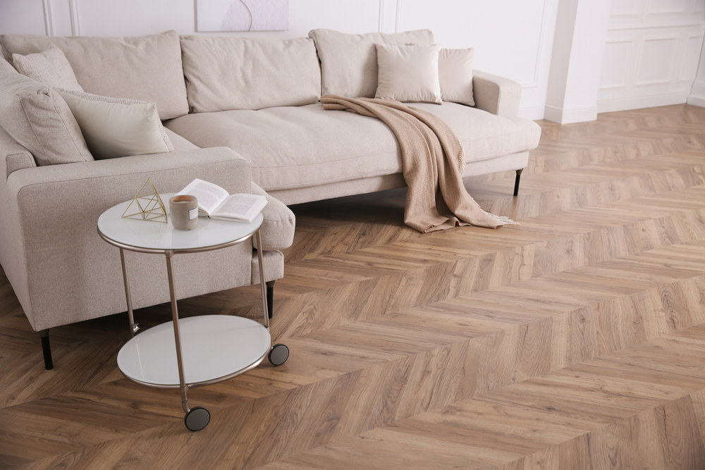 Modern,living,room,with,parquet,flooring,and,stylish,furniture